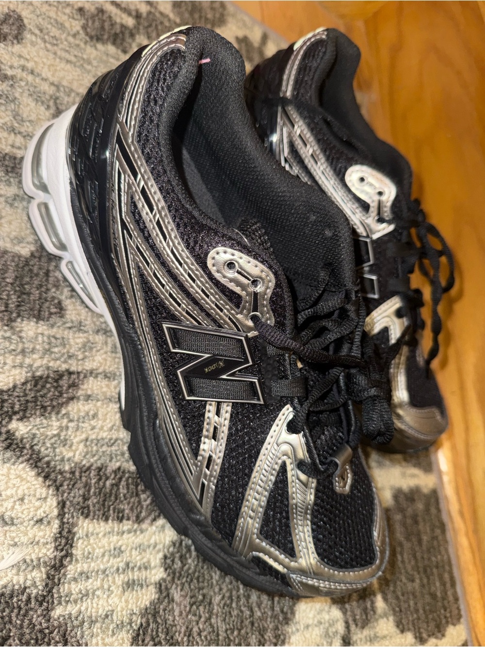 🏃 New Balance Black and Silver Men's Athletic Running Shoes
